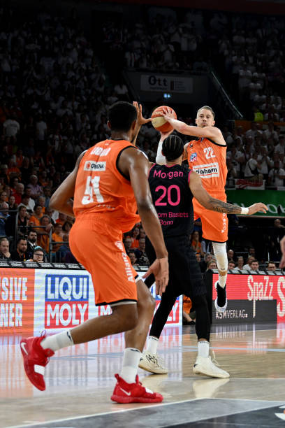 纽卡仍在密 纽卡仍在密